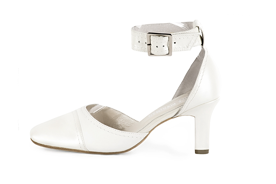 Handcrafted women's comfortable and elegant closed-back heels, with a strap around the ankle in premium pure white leather. Kitten heels. Round toe. Perfect for women's wedding guest heels, or elevated everyday style. 
                Choose from our luxurious collections of leather and fabric to perfectly match your heels to your outfits. - Florence KOOIJMAN